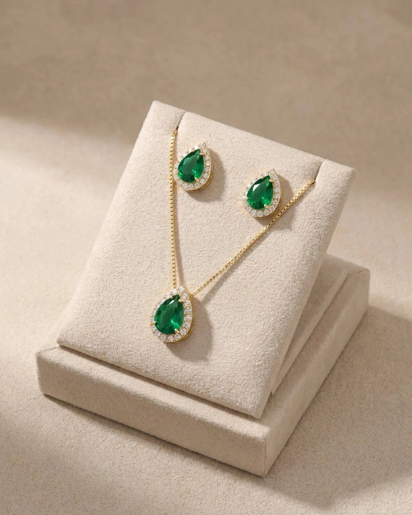 Conjunto Ìris | Banhado a Ouro 18k e Pedra Verde Esmeralda